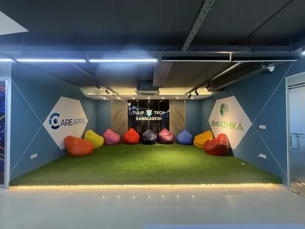 Modern IT office with breakout area design